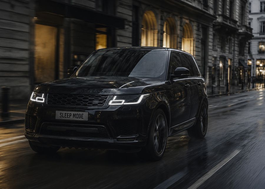 SUV nero in una strada bagnata